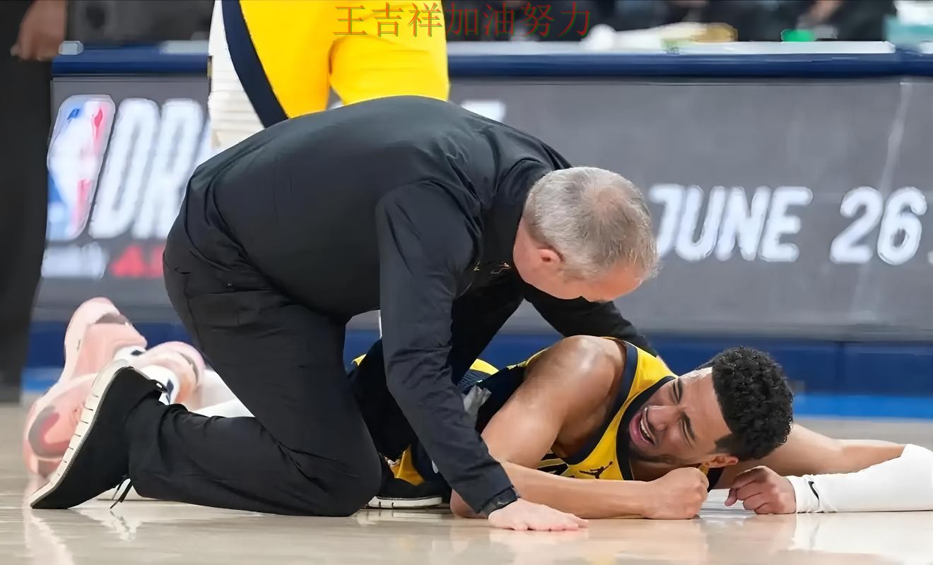 雄鹿在羽毛球公开赛中客场逆转拿下关键三分 引发球迷持续关注 雄鹿在羽毛球公开赛中客场逆转拿下关键三分 引发球迷持续关注